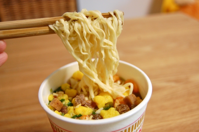 夫は私の料理は食べずにインスタント食品ばかり食べます。体調のことも気になるので野菜や卵を入れようとすると嫌がるので困ります。