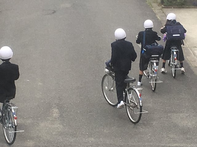 自転車通学をするにも学校指定品の購入で自転車やヘルメットが必要になります。