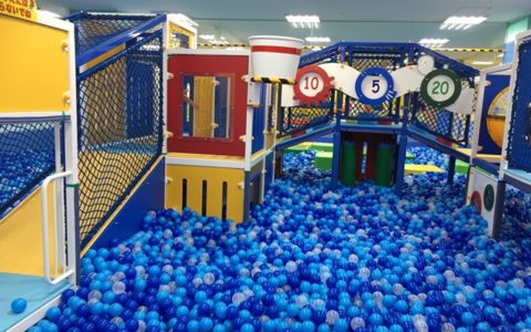 コロワ甲子園のキッズラグーンにある大型ボールプールは11万個のボールが使用されていて子供も大はしゃぎです！