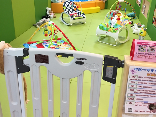 入り口にはゲート付き。0〜24ヶ月のお子様専用スペースです。大きいお兄ちゃんたちとは隔離できるので、安心して遊ばせることができます。