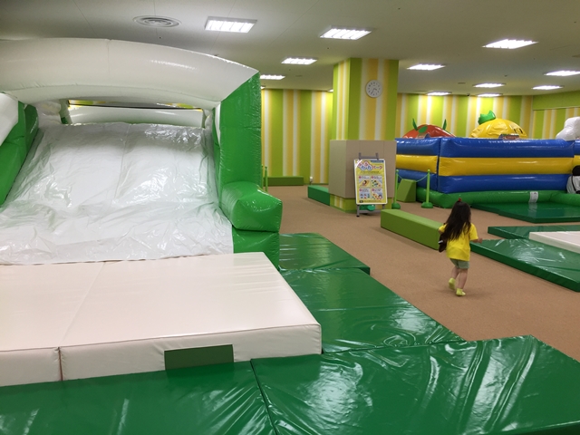 コロワ甲子園のふわふわパークは、空気でふわふわの滑り台がたくさんあって、ちょっとくらいはしゃいでも大丈夫です。
