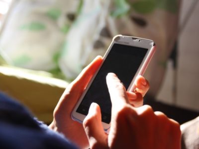子供の面倒をみないで、スマホやゲーム機でゲームばかりする旦那に不満が溜まっています。