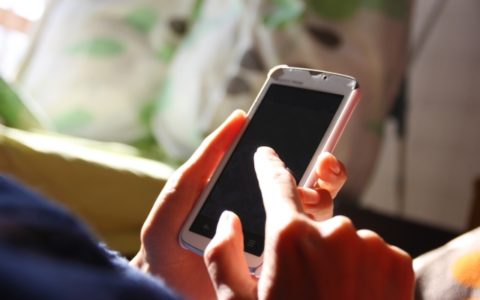 子供の面倒をみないで、スマホやゲーム機でゲームばかりする旦那に不満が溜まっています。