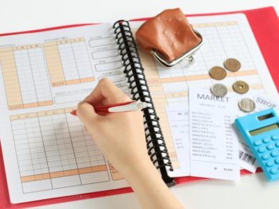 遺族年金だけで生活していくのは厳しいので、自宅でできる仕事と節約を始めました。