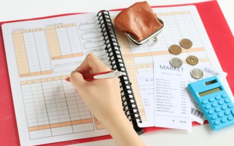 遺族年金だけで生活していくのは厳しいので、自宅でできる仕事と節約を始めました。