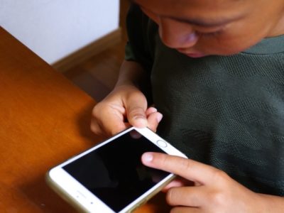 中学生になると50%以上のお子さんがスマホを持っているようです。クラブ活動の連絡事項などもLINEで共有されることも多く、子供にスマホを持たせたいところですがSNSのトラブルなどが心配です。