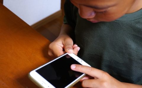 中学生になると50%以上のお子さんがスマホを持っているようです。クラブ活動の連絡事項などもLINEで共有されることも多く、子供にスマホを持たせたいところですがSNSのトラブルなどが心配です。