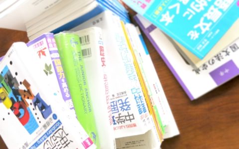 中学生は毎日たくさんの教科書やノートを持って登下校して大変です。