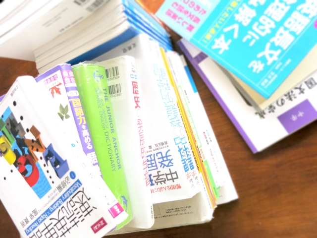 中学生は毎日たくさんの教科書やノートを持って登下校して大変です。