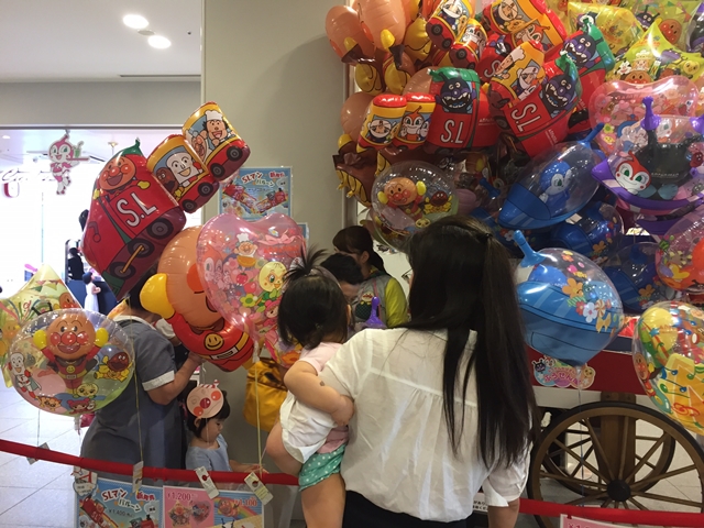 神戸アンパマンこどもミュージアム＆モールで娘がダダンダンの風船をゲットして大満足でした。