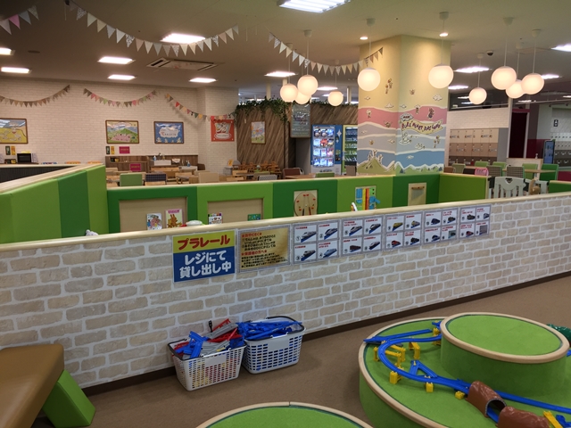 コロワ甲子園のふれあい広場にはプラレールとお絵かきボードがあって、おとなしく遊びたいお子さんも楽しめます。