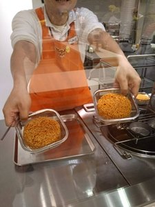 カップヌードルミュージアムのチキンラーメンファクトリーは親子で楽しめる施設です。いつも食べているチキンラーメンを自分たちで作るのは、思っている以上にワクワクできた体験でした。