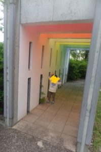 きっづ光科学館ふぉとんの屋外にある虹色のトンネルは、3歳の息子がお気に入りです。
