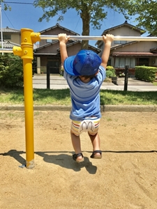 運動が苦手でも、鉄棒もできるようになりました。