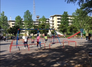 美しが丘公園の広場では小さい子供も安心して遊べます。