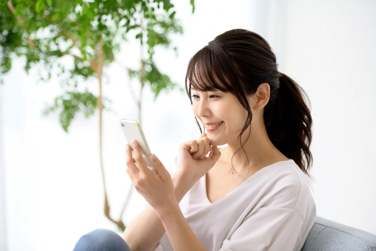 通信費が節約が節約できて喜ぶ女性