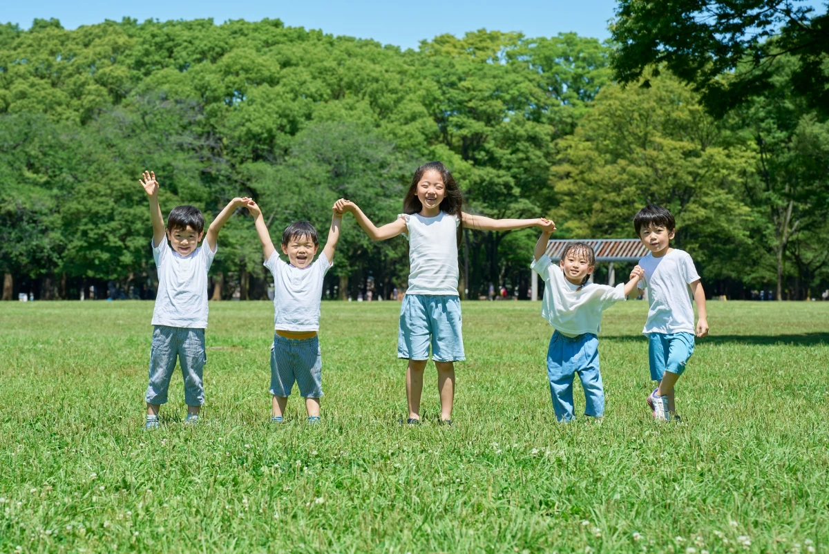 外で遊ぶ子供たち