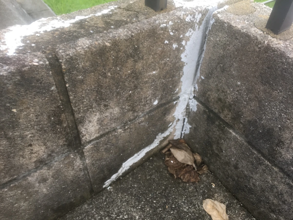 ひび割れとくぼみ補修材でブロック塀の補修