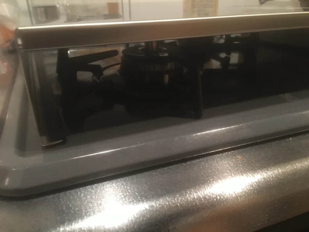 ガスコンロカバーの下のガスコンロ