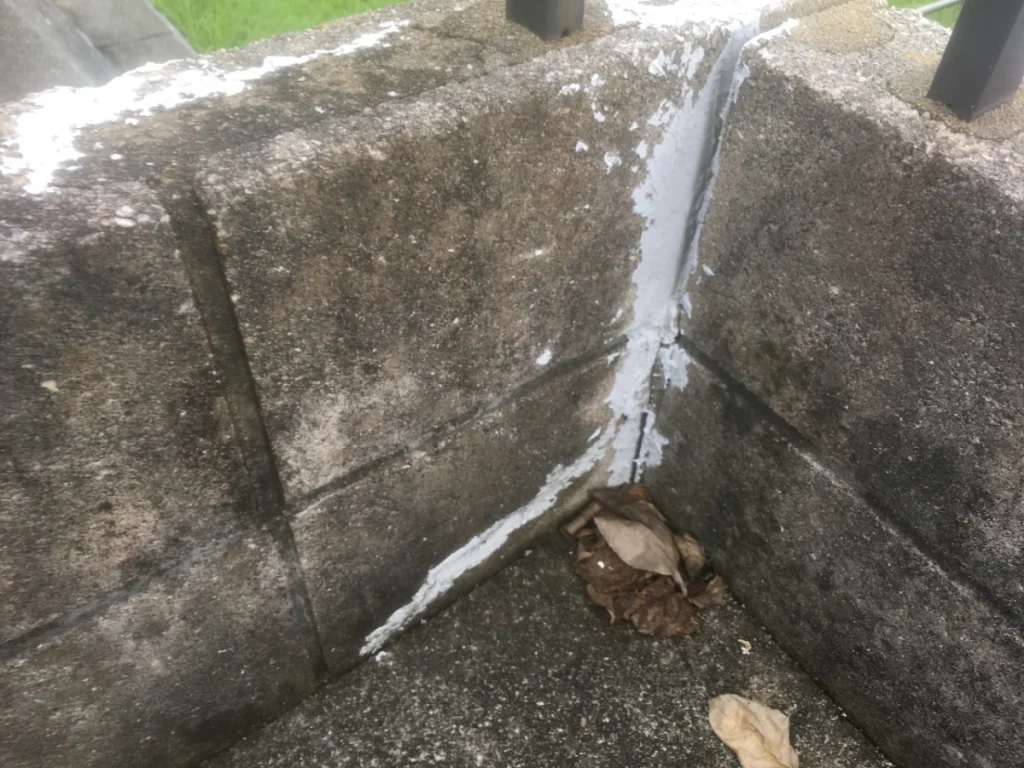 ひび割れとくぼみ補修材でブロック塀の補修